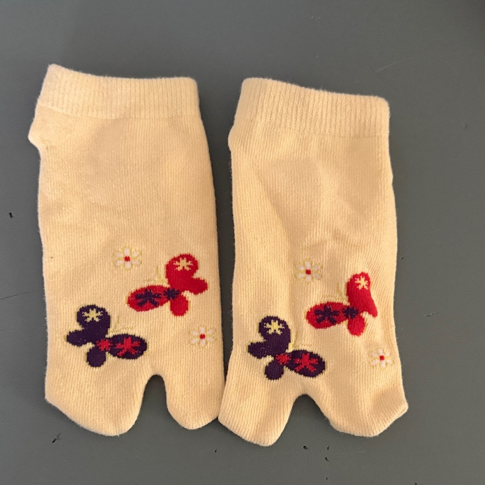 Toe Socks w/ Butterfly Accents